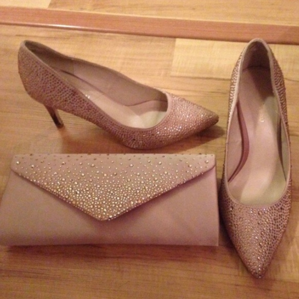 le chateau blush crystal-embellished pointed-toe heels with matching clutch